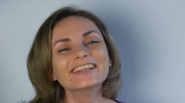 Eğlenen ve şarkı söyleyen genç ve güzel bir kadının portresi. Gençlik, neşe, mutluluk konsepti