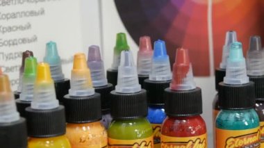 Kamenskoye, Ukrayna - 15 Haziran 2020: Dövme salonundaki bir raftaki dövmeler için bir dizi özel çok renkli mürekkep