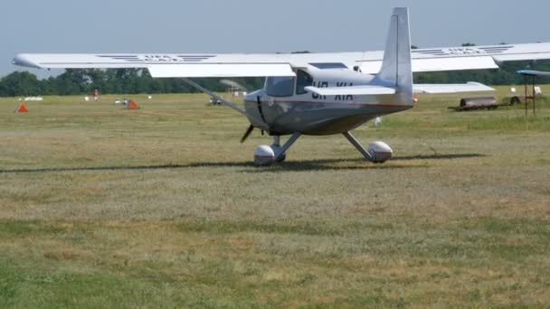 Dnipro, Oekraïne - 05 juli 2020: Een klein passagiersvliegtuig klaar om op te stijgen op de luchthaven — Stockvideo