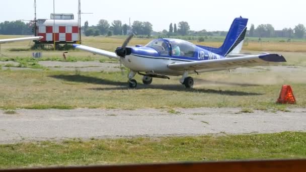 Dnipro, Oekraïne - 05 juli 2020: Een klein passagiersvliegtuig klaar om op te stijgen op de luchthaven — Stockvideo