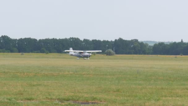 Dnipro, Ukraine - 21. Juni 2020: Ein kleines Passagierflugzeug landet auf dem Flughafen — Stockvideo