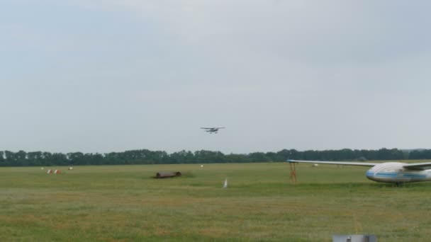 Dnipro, Ukrajina - 21. června 2020: Na letišti startuje malé osobní letadlo — Stock video