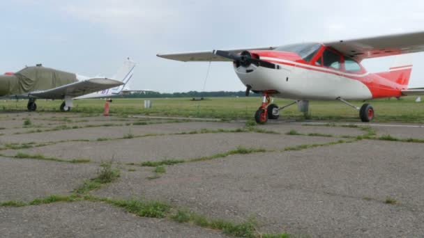 Dnipro, Ucraina - 21 giugno 2020: Un certo numero di piccoli aerei passeggeri stand presso l'aeroporto — Video Stock