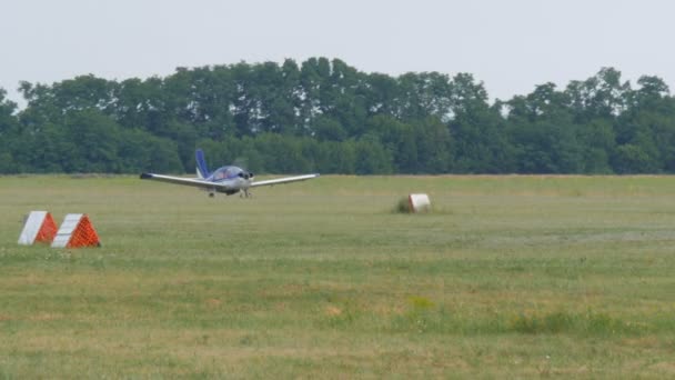 Dnipro, Ucrânia - 21 de junho de 2020: Um pequeno avião de passageiros pousa no aeroporto — Vídeo de Stock