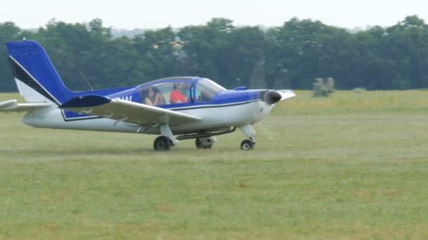 Dnipro, Ucraina - 21 giugno 2020: Un piccolo aereo passeggeri atterra all'aeroporto — Video Stock