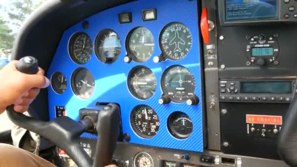 Dnipro, Ucrania - 21 de junio de 2020: Las manos de un piloto profesional sostienen el timón y el panel de control de un avión y pilotan un avión pequeño que vuela sobre una megalópolis o una gran ciudad . — Vídeos de Stock