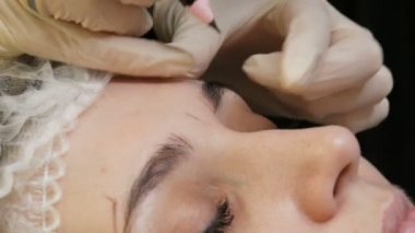 Mikropatinaj ustası özel bir kalemle kaşların yeni şeklini düzeltir. Kaş Dövmesi, Kalıcı Makyaj