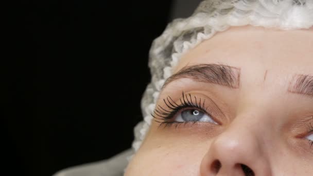 O mestre microblading corrige a forma nova das sobrancelhas com um lápis especial. Tatuagem de sobrancelha, Maquiagem permanente — Vídeo de Stock