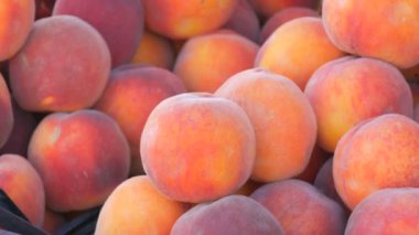 Olgun, büyük, taze, pembe şeftali meyvelerini bir sokak tezgahında ya da yazın bir sebze dükkanında yakın çekim yapın..