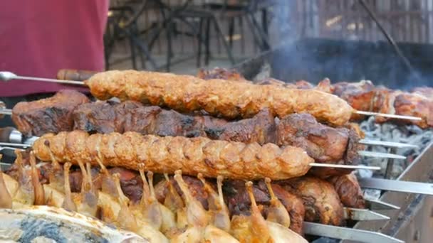 Fila de canales de codorniz y trozos de carne de kebab barbacoa y champiñones en pinchos, listos para asar, humo de la parrilla. Festival de comida callejera — Vídeos de Stock