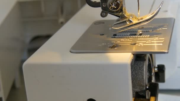 Parte de una máquina de coser. Vista de cerca del pie con una aguja sin hilo — Vídeo de stock