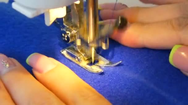 Giovane donna cucito a mano sarto cuce su una macchina da cucire. L'ago e il piede di una macchina da cucire con filo fa punti sul tessuto — Video Stock