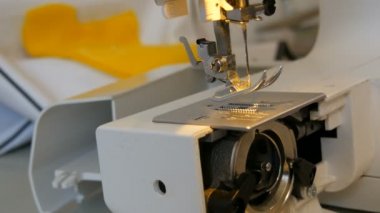 Dikiş makinesinin bir parçası. Ayağın ipliksiz bir iğneyle yakın görüntüsü.