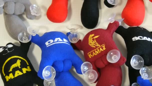 Kamenskoe, Ucrânia - 20 de julho de 2020: Fábrica para a produção de brinquedos macios para crianças em uma oficina de costura. Uma linha de brinquedos engraçados no pára-brisas do carro com o logotipo da marca de automóveis. — Vídeo de Stock