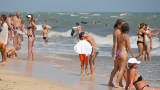 Schastlivtsevo, Ucrania - 2 de agosto de 2020: Muchas personas en la playa, descansando en el Mar de Azov. Playa muy soleada. La gente nada y se relaja en el mar. Bonito lugar de vacaciones — Vídeos de Stock
