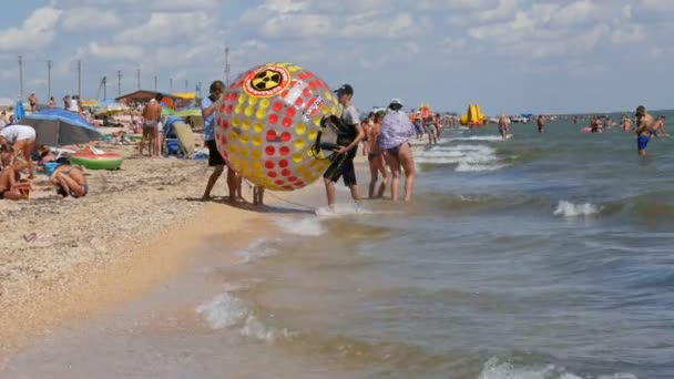 Schastlivtsevo, Ucrania - 2 de agosto de 2020: Muchas personas en la playa, descansando en el Mar de Azov. Playa muy soleada. La gente nada y se relaja en el mar. Bonito lugar de vacaciones — Vídeos de Stock