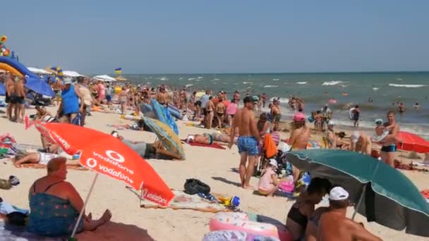 Schastlivtsevo, Ucrania - 2 de agosto de 2020: Muchas personas en la playa, descansando en el Mar de Azov. Playa muy soleada. Mucha gente en la playa. Bonito lugar de vacaciones — Vídeos de Stock