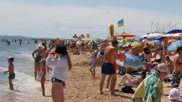 Schastlivtsevo, Oekraïne - 2 augustus 2020: Veel mensen op het strand, rustend op de Zee van Azov. Overvolle zonnige strand. Veel mensen aan zee. Mooie vakantie plek — Stockvideo