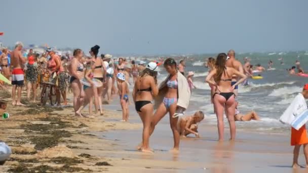 Schastlivtsevo, Ucrânia - 2 de agosto de 2020: Muitas pessoas na praia, descansando no Mar de Azov. Praia ensolarada lotada. As pessoas nadam e relaxam no mar. Lugar de férias agradável — Vídeo de Stock