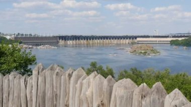 Zaporozhye hidroelektrik santralinin büyük barajının manzarası. Dinyeper nehri suyu