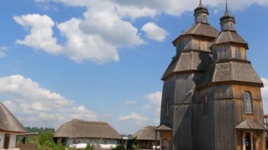 Zaporizhzhia, Ukrayna - 19 Haziran 2020: Ukrayna 'daki Kazakların beşiği olan Khorytsya adasında Zaporizhya Sich tarzında eski ahşap kilise