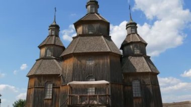 Zaporizhzhia, Ukrayna - 19 Haziran 2020: Ukrayna 'daki Kazakların beşiği olan Khorytsya adasında Zaporizhya Sich tarzında eski ahşap kilise