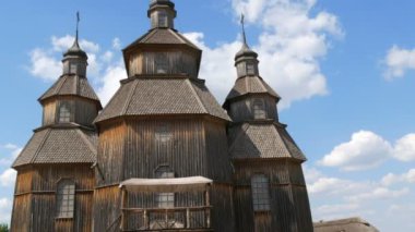 Zaporizhzhia, Ukrayna - 19 Haziran 2020: Ukrayna 'daki Kazakların beşiği olan Khorytsya adasında Zaporizhya Sich tarzında eski ahşap kilise