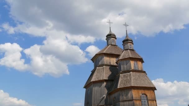 Zaporizhzhia, Ukraine - June 19, 2020: Old wooden church in the style of the Zaporizhzhya Sich on the island of Khortytsya, the cradle of the Cossacks in Ukraine — Stock Video