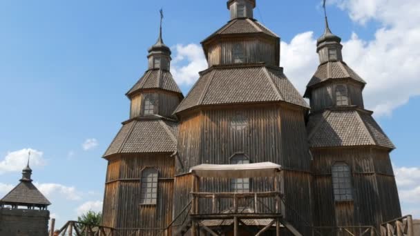 Zaporizhzhia, Ucrânia - 19 de junho de 2020: Antiga igreja de madeira no estilo do Zaporizhzhya Sich na ilha de Khortytsya, berço dos cossacos na Ucrânia — Vídeo de Stock