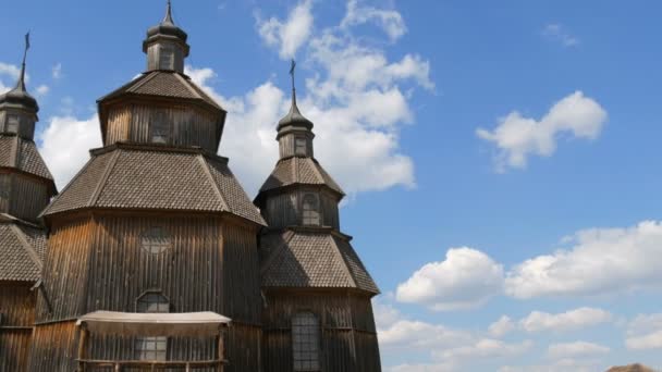 ザポリジヒア、ウクライナ- 2020年6月19日:ホルティツヤ島のザポリジヒヤ・シッチのスタイルで古い木造教会、ウクライナのコサックの発祥の地 — ストック動画