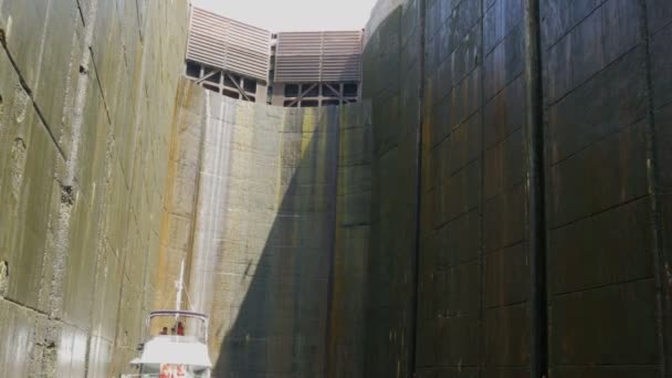 우크라이나, 자포 로즈 예 - 2020 년 6 월 19 일:자 포지에 수력 발전소의 댐의 갑문을 통해 역 붕괴. 유람선은 수면에서 드네프르강까지 내려간다 — 비디오