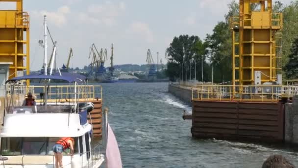 Zaporozhye, Ουκρανία - 19 Ιουνίου 2020: Κατάβαση από την κλειδαριά του φράγματος του υδροηλεκτρικού σταθμού Zaporozhye είναι κλειστές. Το κρουαζιερόπλοιο κατεβαίνει από τη στάθμη του νερού μέχρι το — Αρχείο Βίντεο