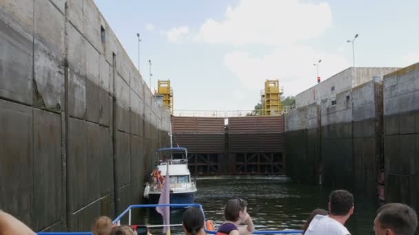 Zaporozhye, Ουκρανία - 19 Ιουνίου 2020: Κατάβαση από την κλειδαριά του φράγματος του υδροηλεκτρικού σταθμού Zaporozhye. Το κρουαζιερόπλοιο κατεβαίνει από τη στάθμη του νερού μέχρι τον ποταμό Δνείπερου. — Αρχείο Βίντεο