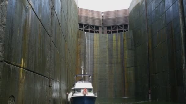 Zaporozhye, Ουκρανία - 19 Ιουνίου 2020: Κατάβαση από την κλειδαριά του φράγματος του υδροηλεκτρικού σταθμού Zaporozhye. Το κρουαζιερόπλοιο κατεβαίνει από τη στάθμη του νερού μέχρι τον ποταμό Δνείπερου. — Αρχείο Βίντεο