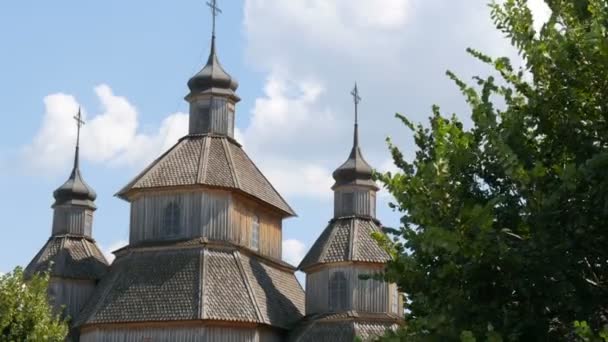 Zaporizhzhia, Ucrânia - 19 de junho de 2020: Antiga igreja de madeira no estilo do Zaporizhzhya Sich na ilha de Khortytsya, berço dos cossacos na Ucrânia — Vídeo de Stock