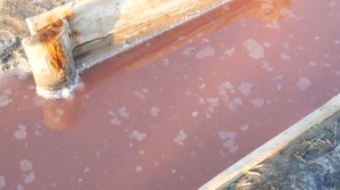 Ukrayna 'nın Kherson bölgesindeki pembe tuz gölü çıkarma fabrikasında beyaz tuz birikintileri.