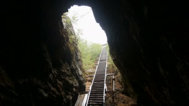 Régi elhagyatott kőbánya egy szénbányában egy létrával — Stock videók