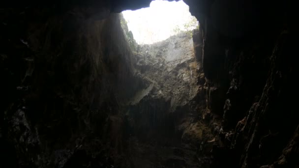 Old ditinggalkan tambang di tambang batubara. Lihat dari pit ke lubang di gua melalui tetesan hujan yang menuangkan — Stok Video