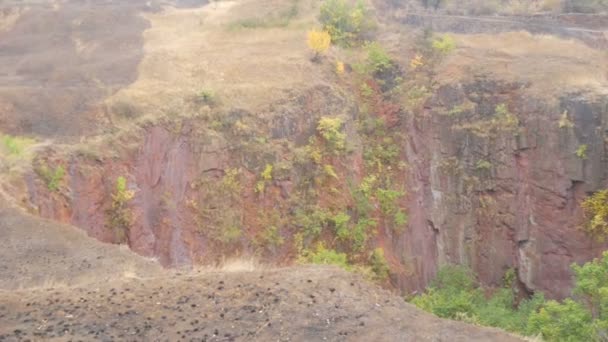 Mina de mineral de hierro de cantera fallida, construcción de minas. Minería industrial transportador mineral de hierro rojo Krivoy Rog Ucrania — Vídeo de stock