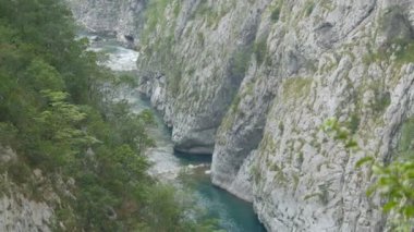 Karadağ 'ın en pitoresk yerlerinden biri olan turkuaz nehri Moraca kanyonu, bakir doğa.