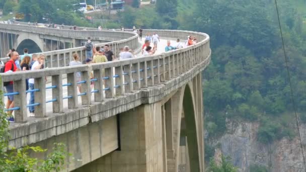 Zabljak, Μαυροβούνιο - 24 Αυγούστου 2020: Η διάσημη γέφυρα Djurdjevic στο Μαυροβούνιο, στην οποία οδηγούν αυτοκίνητα και περπατούν τουρίστες — Αρχείο Βίντεο