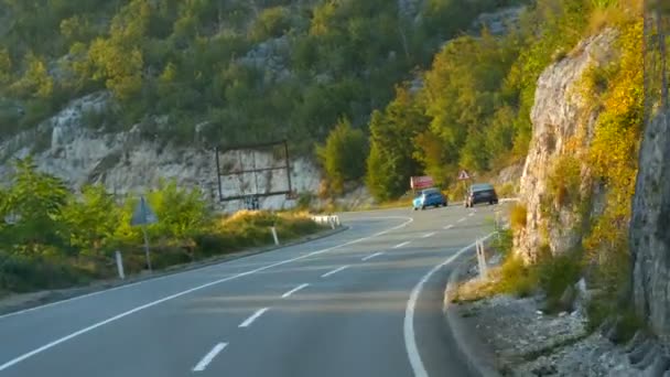 Prachtig landschap van de bergen van Montenegro gezien vanuit het raam van een toeristische bus. Rijden langs de bergserpentine — Stockvideo