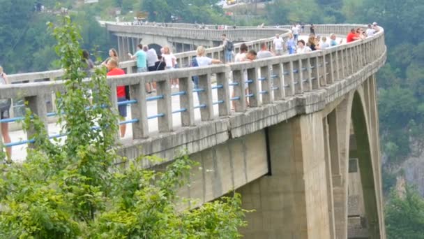 Zabljak, Montenegro - 24. August 2020: Die berühmte Djurdjevic-Brücke in Montenegro, auf der Autos fahren und Touristen gehen — Stockvideo
