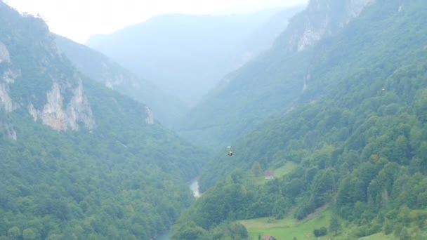 Прекрасний пейзаж одного з найбільших каньйонів у світі, біля річки Тара і мосту Дьерджевич в Чорногорії. Природний заповідник — стокове відео
