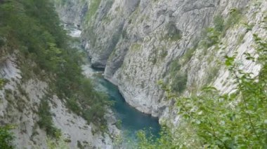 Karadağ 'ın en pitoresk yerlerinden biri olan turkuaz nehri Moraca kanyonu, bakir doğa.