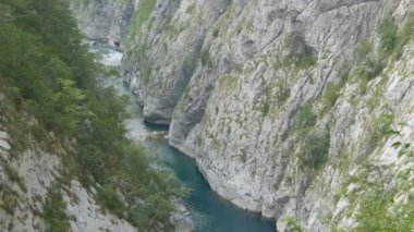 Karadağ 'ın en pitoresk yerlerinden biri olan turkuaz nehri Moraca kanyonu, bakir doğa.