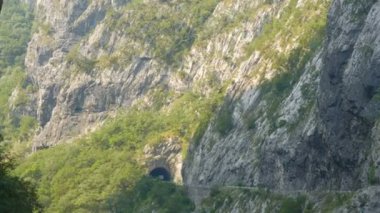 Karadağ 'ın dağlarının güzel manzarası bir turizm otobüsünün penceresinden görülüyor