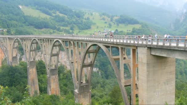 Η διάσημη γέφυρα Ντιούρντιεβιτς στο Μαυροβούνιο, στην οποία οδηγούν αυτοκίνητα και περπατούν τουρίστες — Αρχείο Βίντεο