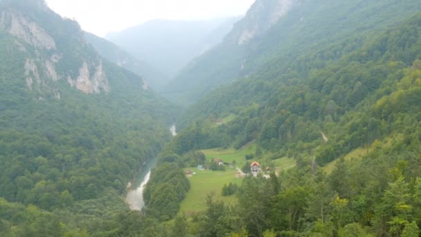 Hermoso paisaje de uno de los cañones más grandes del mundo, cerca del río Tara y el puente Djerdjevic en Montenegro. Reserva Natural de Durmitor — Vídeos de Stock
