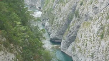 Karadağ 'ın en pitoresk yerlerinden biri olan turkuaz nehri Moraca kanyonu, bakir doğa.
